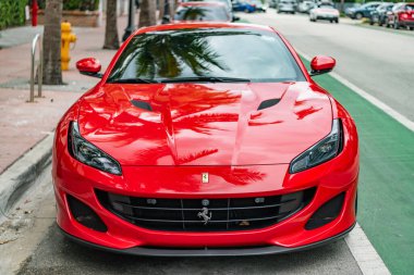 Miami, Florida, ABD - 27 Temmuz 2025 Ferrari Portofino üstü açık GT arabası. Üstü açık Ferrari Portofino GT. Ferrari Portofino GT dışarıda park halinde. Kırmızı üstü açık araba, ön manzara..