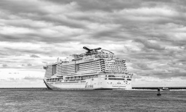 Miami, Florida, ABD - 23 Aralık 2024: yaz tatilinde tatil beldesi. Karnaval yolcu gemisi. Gemi turu ve deniz seyahati. Gemi Miami limanından ayrılıyor. Karnaval Gezi Gezisi Gezisi Kutlaması.