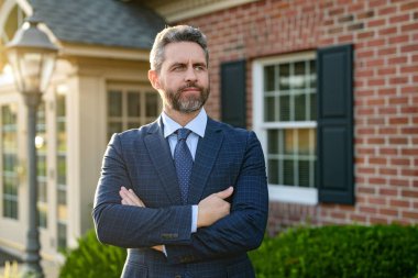 Başarılı emlakçı teklifte bulundu. İpotek sigortacısı. Amerikalı satış müdürü. Satılık bir emlakçı. Emlakçı misafiri karşılıyor. Kira ya da yeni bir ev al. Ev sigortası.