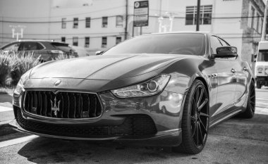 Miami, Florida, ABD - 06 Aralık 2024: Maserati Ghibli 2025 spor yara izi. Maserati Ghibli 'nin lüks spor arabası. Maserati Ghibli 'nin arabası dışarıda park edilmiş. Maserati Ghibli, köşe görünümü.