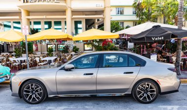 Miami, Florida, ABD - 27 Temmuz 2025: gri elektrikli bar arabası, yan görüş. BMW i7 G70 nesil 2023 sedan ya da bar elektrikli araba. Lüks elektrikli sedan araba BMW i7 G70. BMW i7 G70 dışarıda park halinde..