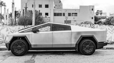 Miami, Florida, ABD - 12 Aralık 2024 Tesla Cybertruck elektrikli kamyonet vagonu. Tesla Cybertruck 'ın elektrikli arabası. Tesla Cybertruck 'ın arabası dışarıda park edilmiş. Tesla Cybertruck, yan görüş.
