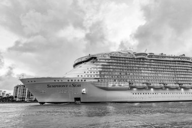 Miami, Florida, ABD - 16 Aralık 2024: Seas yolcu gemisi seferi senfonisi. Yaz tatilinde gemi turu. Royal Karayipler Uluslararası yolcu gemisi. Gemi turu. Lüks gemi gezisi..