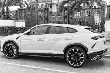 Miami, Florida, ABD - 15 Aralık 2024: Sarı Lamborghini Urus 2019 SUV arabası. Lamborghini Urus tipi lüks bir araba. Lamborghini Urus 'un arabası dışarıda park edilmiş. Lamborghini Urus, yan görüş.