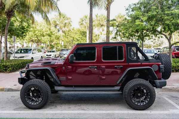 Miami, Florida, ABD - 27 Temmuz 2025: Sınırsız Jeep Wrangler. Araba Jeep Wrangler dışarıda park etmiş. Koyu kırmızı kamyonet, yan görüş. Jeep Wrangler Sınırsız 2021 SUV arabası.