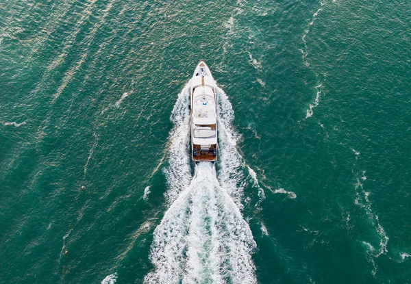 Denizdeki lüks özel yat. Motorlu yat lüks gemi. Tekne motorlu antenleri. Yaz mevsiminde tatil. Hava manzaralı motorlu tekne. Yat teknesi turu. Lüks tekne yatı. Sürat teknesi denizde yelken açıyor.