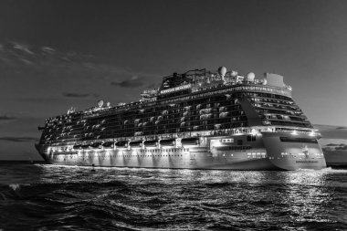 Miami, Florida, ABD - 24 Aralık 2024: Gemi turu ve deniz yolculuğu. Gemi gece aydınlanıyordu. Norveç 'ten ayrılan yolcu gemisi yolculuğu. Yaz tatilinde gemi turu. Norveç yolcu gemisi.