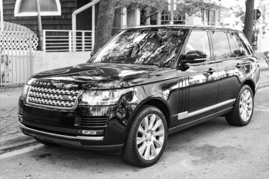 Miami, Florida, ABD - 08 Aralık 2024 Land Rover Range Rover 'ın lüks SUV arabası. Land Rover 'ın arabası dışarıda park edilmiş. Range Rover SUV 2016 siyah renk, köşe görünümü.