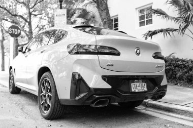 Miami, Florida, ABD - 08 Aralık 2024: BMW M4 'ün açık hava aracı. BMW M4 aracı, yan görüş. 2024 BMW X4 çapraz coupe. BMW M4 aracının lüks arabası..