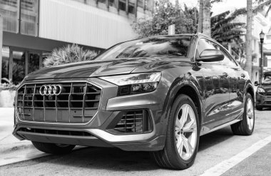 Miami, Florida, ABD - 09 Aralık 2024: Audi Q8 quattro 2019 spor geçiş aracı. Audi Q8 tipinde bir spor araba. Audi Q8 'in arabası dışarıda park edilmiş. Audi Q8, ön görünüm.