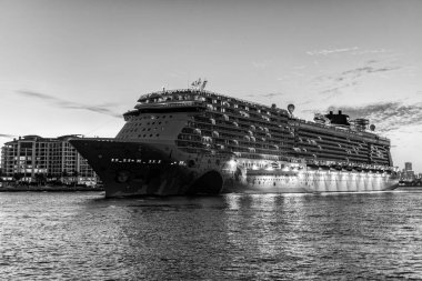 Miami, Florida, ABD - 24 Aralık 2024: Norveç ayrılıkçı yolcu gemisi yolculuğu. Yaz tatilinde gemi turu. Norveç yolcu gemisi. Gemi turu. Lüks deniz seyahati. Gemi gece aydınlandı..