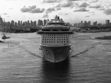 Seyahat güzergahı. Gemi seyahati. Tatilde olan bir yolcu gemisi. Gemi seyahati. Denizde seyahat et. Hava aracı manzaralı lüks bir yolcu gemisi. Gemi Miami limanından ayrılıyor. Görkemli manzara.