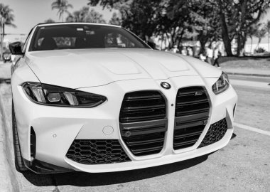 Miami, Florida, ABD - 23 Kasım 2024 BMW M4 spor arabası. BMW M4 tipi lüks bir spor araba. BMW M4 yarışması dışarıda park edilmiş, kopyalama alanı. BMW M4, köşe görünümü.