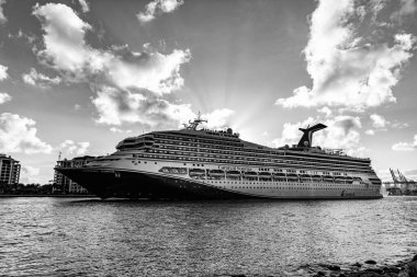 Miami, Florida, ABD - 10 Aralık 2024: Karnaval Gündoğumu yolcu gemisi yolculuğu. Yaz tatilinde gemi turu. Karnaval yolcu gemisi. Gemi turu ve deniz seyahati. Gemi Miami limanından ayrılıyor..