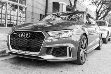 Miami, Florida, ABD - 05 Aralık 2024 Audi RS3 Sport Hatchback otomobili. Audi RS3 'ün lüks arabası. Audi RS3 'ün arabası dışarıda park edilmiş. Audi RS3 mavi renk, köşe görünümü.