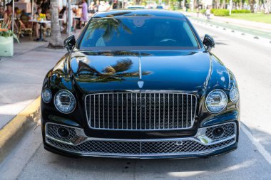 Miami, Florida, ABD - 27 Temmuz 2025 Bentley Flying Spur 2020 lüks sedan araba. Lüks araba Bentley Uçan Mahmuz. Araba Bentley Uçan Mahmuz dışarı park etmiş. Siyah araba, ön manzara..