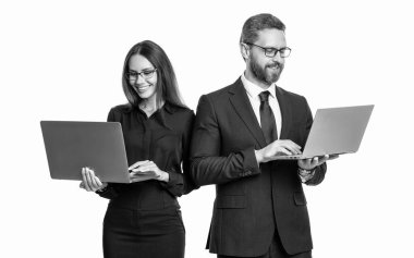 Uzaktan kumandalı çalışıyor. İş başarısı. Beyazlar üzerinde izole iş adamları. Çevrimiçi çalışan serbest çalışan biri. Online iş iletişimi. Ofisinde dizüstü bilgisayarı olan iş adamları. Yardımcı iş.