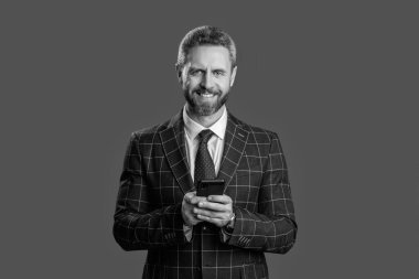 İş adamı mesajlaşması ve mesajı. Sosyal ağ. Telefonu olan İspanyol bir iş adamı. Telefon kullanan bir iş adamı. Gri yolda insan telefonu görüşmesi izole edildi. İş adamı sohbeti. Bir görüşme ayarla..