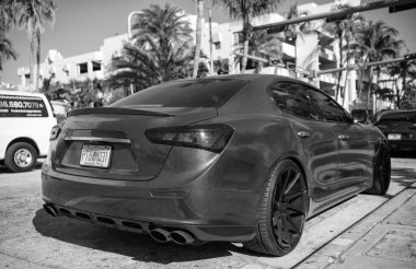 Miami, Florida, ABD - 06 Aralık 2024: Maserati Ghibli 2025 spor yara izi. Maserati Ghibli 'nin lüks spor arabası. Maserati Ghibli 'nin arabası dışarıda park edilmiş. Maserati Ghibli, köşe görünümü.