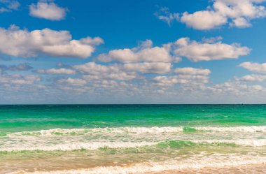 Deniz manzarasında romantik bir yaz tatili. Günbatımı denizi ve deniz manzarası. Deniz ufku manzarası. Yaz tatilinde bulutlu gökyüzü ve deniz manzarası. Deniz ufkuyla gökyüzü. Deniz doğası ile sakin bir ufuk. Plaj cenneti.