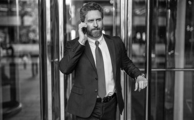 Ofiste iş görüşmesi. İş görüşmesi çağrısı. Patrona telefon var. İletişim ve müzakere. İş adamı dışarıda telefonla konuşuyor. İş adamının telefonu var. Şirket değerleri.