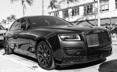 Miami, Florida, ABD - 21 Kasım 2024 Rolls Royce Hayalet 2024. Lüks araba Rolls Royce Hayalet modeli. Araba Rolls Royce dışarı park etmiş. Rolls Royce mavi renk, köşe görünümü.