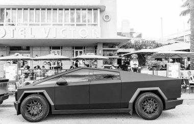 Miami, Florida, ABD - 06 Aralık 2024 Tesla Cybertruck elektrikli kamyonet vagonu. Tesla Cybertruck 'ın siyah elektrikli arabası. Tesla Cybertruck 'ın arabası dışarıda park edilmiş. Tesla Cybertruck, yan görüş.