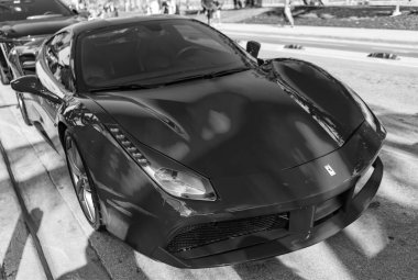 Miami, Florida, ABD - 22 Aralık 2024: 2016 Kırmızı Ferrari 488 GTB Gran Turismo Berlinetta supercar. Lüks araba Ferrari Berlinetta. Araba Ferrari Berlinetta açık havada. Ferrari Berlinetta, köşe görüş..