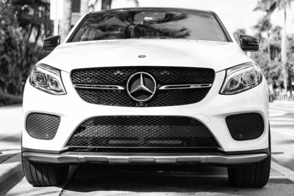 Miami, Florida, ABD - 17 Aralık 2024 Mercedes Benz GLE coupe. Mercedes Benz GLE tipi lüks bir araba. Beyaz Mercedes Benz GLE dışarıda park edilmiş. Mercedes Benz GLE, ön manzara.