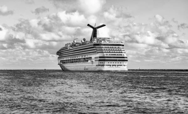 Miami, Florida, ABD - 10 Aralık 2024 Yaz Tatili Gezisi. Karnaval yolcu gemisi. Gemi turu. Gemi Miami limanından ayrılıyor. Seyahat güzergahı. Karnaval Gündoğumu yolcu gemisi yolculuğu.