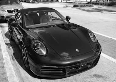 Miami, Florida, ABD - 11 Aralık 2024: Mavi Porsche 911 üstü açık araba. Porsche 911 tipi üstü açık lüks bir araba. Porsche 'nin arabası dışarıda park edilmiş. Porsche, köşe görünümü.