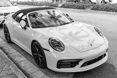 Miami, Florida, ABD - 9 Aralık 2024: beyaz 2022 Porsche 911 Carrera GTS üstü açık spor araba. Porsche Carrera GTS tipi spor araba. Porsche Carrera 'nın arabası dışarıda. Porsche 911 Carrera, köşe manzaralı.
