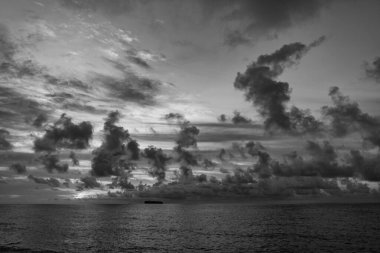 Yaz tatilinde bulutlu gün batımı gökyüzü ve deniz manzarası. Deniz gündoğumuyla gökyüzü. Deniz doğasında güzel bir ufuk. Sahilde romantik bir yaz tatili. Gün doğumu gökyüzü ufku. Deniz batımı görünümü.