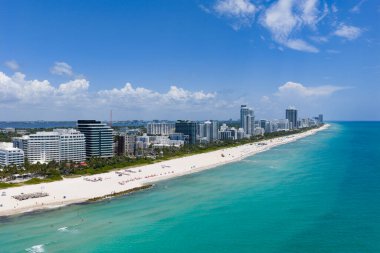 Miami sahil şeridinin hava manzarası. Miami Beach 'te gökdelenler ve gökdelenler. Yaz Miamis titreşimleri. Miami Sahili 'nin panoramik manzarası