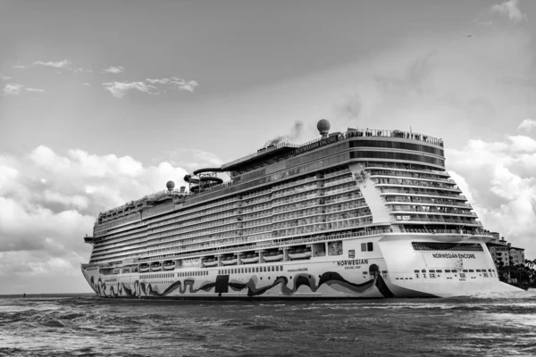 Miami, Florida, ABD - 16 Aralık 2024 Yaz Tatili Seyahati. Norveç yolcu gemisi. Gemi turu ve deniz seyahati. Gemi seyahate koyuluyor. Norveççe Tekrar Yolcu Gemisi Yolculuğu.