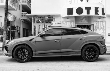Miami, Florida, ABD - 08 Aralık 2024: Luxur yeşil renkli Lamborghini Urus S tipi spor araba. Lamborghini Urus 'un arabası dışarıda park halinde. Lamborghini Urus, yan görüş. 2024 Lamborghini Urus S SUV arabası.
