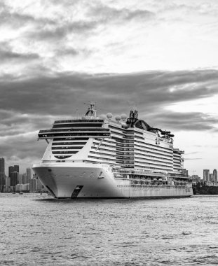 Miami, Florida, ABD - 23 Aralık 2024 Yaz Tatili Gezisi. MSC yolcu gemisinde. Gemi turu ve deniz seyahati. Akşamları gemi aydınlanır. MSC Sahil Yolcu Gemisi Yolculuğu.