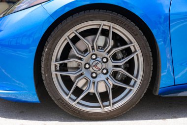 Miami, Florida, ABD - 27 Temmuz 2025: Mavi metalik Chevy C8, köşe manzaralı. Chevrolet Corvette C8 2020 üstü açık spor araba. Lüks spor araba Chevrolet Corvette. Chevrolet Corvette dışarıda park halinde..