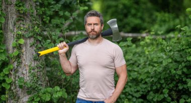 Vahşilik ve erkeklik. Baltalı olgun oduncu adam. Oduncu baltası. Ağaç kesen baltalı adam. Çalışkan, acımasız adam. Oduncu dışarıda çok çalışıyor. Acımasız, güçlü oduncu..