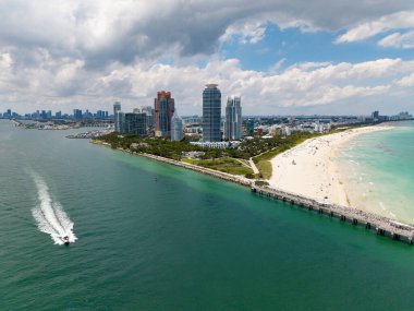 Miami ufuk çizgisinde lüks bir yat turu. Miami 'de turkuaz sulardaki teknelerin havadan görüntüsü. Güney Florida Miami 'de yat inzivası