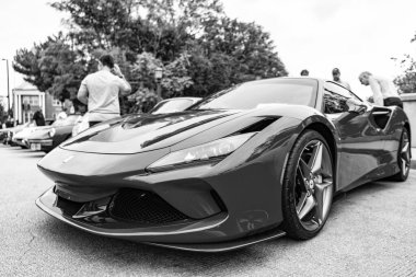 Chicago, Illinois - 29 Eylül 2024: Ferrari F8 Spider veya Haraç kırmızısı. Ferrari F8 Spider ya da Haraççı sokağa park etmiş. Köşeden bak. Lüks Ferrari F8 Örümcek ya da Chicago 'daki haraç