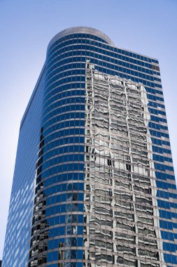 İş şehri. Şehir mimarisi. Modern cam bina. Yansıtıcı cam mimarisi. Mimarlık sektörü. Mimarlık. İş binası. Cam bina. Kentsel iş merkezi.