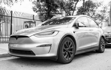 Miami, Florida, ABD - 18 Kasım 2024: Tesla Model X 2022 elektrikli araba. Tesla Model X tipi lüks elektrikli araba. Tesla Model X 'in arabası dışarıda park edilmiş. Tesla Model XG, ön görünüm.