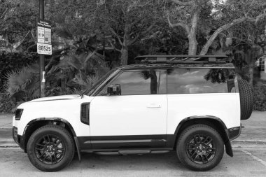 Miami, Florida, ABD - 08 Aralık 2024: 2023 Land Rover Defender SUV pikap kamyonu. Land Rover Defender 'ın lüks SUV arabası. Land Rover 'ın arabası dışarıda park edilmiş. Land Rover Defender, yan görünüm.