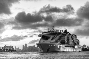 Miami, Florida, ABD - 16 Aralık 2024: MSC Sahil Seyahati. Yaz tatilinde gemi turu. MSC yolcu gemisinde. Gemi turu ve deniz seyahati. Geceleyin aydınlanan gemi.