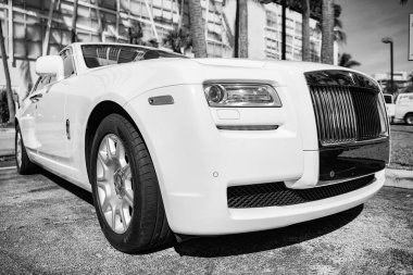 Miami, Florida, ABD - 21 Kasım 2024: Rolls Royce Ghost 2013 arabası. Rolls Royce Hayalet modelinin lüks arabası. Beyaz Rolls Royce arabası dışarıda park halinde. Rolls Royce, köşe manzaralı..