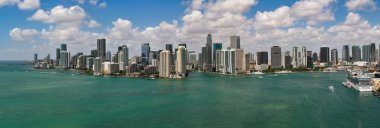 Miami 'nin gökyüzü manzarası. Brickell Miami 'nin Panorama şehri. Florida sahil şeridinin insansız hava aracı görüntüsü. Gökdelenleri olan Miami gökdelenleri. Yazın Miami 'nin hava manzarası