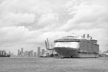 Yaz tatilindeki deniz yolculuğunun havadan görünüşü. Gemi turu ve deniz seyahati. Lüks yolcu gemisi yolculuğunun havadan görünüşü. Gemi Miami sahil limanından ayrılıyor. Miami turu. Gemi seyahati. Ada gezisi.