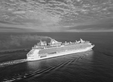 Miami, Florida, ABD - 11 Ocak 2025: Deniz Gezisi Yolculuğunun Bağımsızlığı. Yaz tatilinde gemi turu. Royal Karayipler Uluslararası yolcu gemisi. Gemi turu. Gemi kalkışa geçiyor..