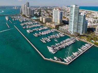 Yat Miami marinasına yanaştı. Miami 'deki kıyı şeridinin havadan görüntüsü. Yelkenli Miamis kıyısı boyunca ilerliyor. Limanın yukarısındaki Miami silueti. Miami 'nin ünlü deniz piyadesi. Yatı olan Marina.